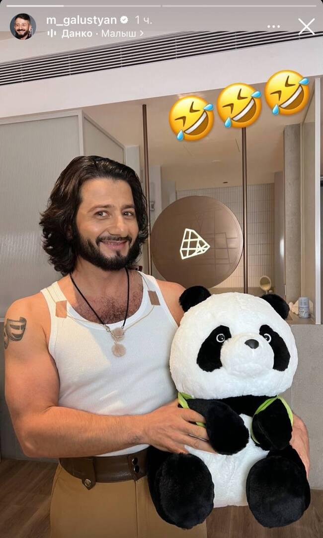 Михаил Галустян продемонстрировал свой новый имидж с длинными волосами