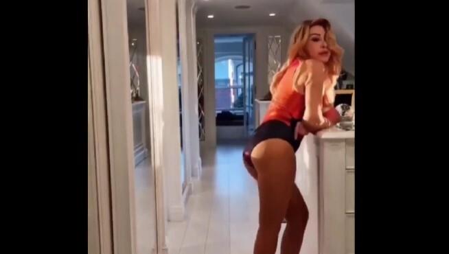 69-летняя Успенская показалась в трусах на камеру и крупно опозорилась