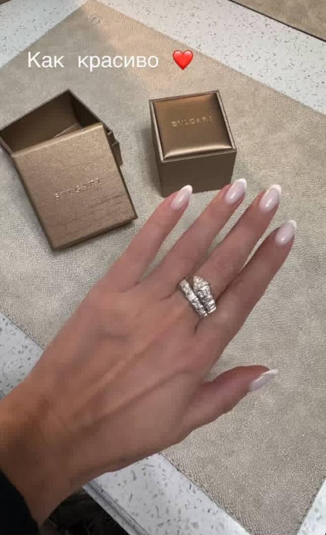 «Любимый балует!»: Анна Семенович похвасталась подарком от женатого возлюбленного за 1,5 млн