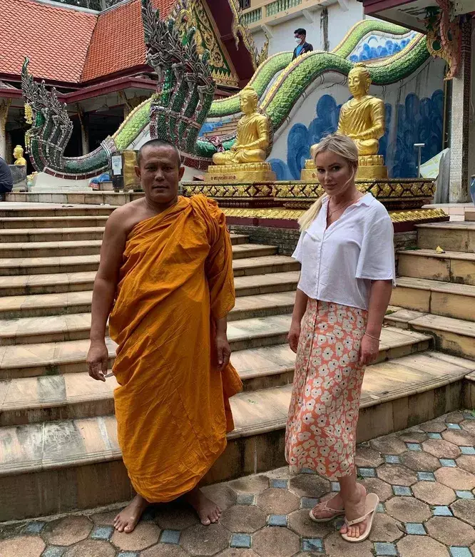 Одинокая Дана Борисова прижалась к монаху в буддийском храме, но получила отпор