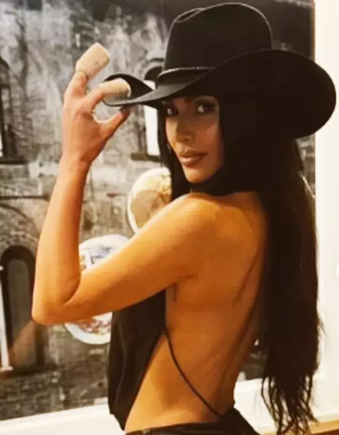 Жертва ради красоты: Ким Кардашьян отрубила кончик пальца на руке и обратилась к врачу