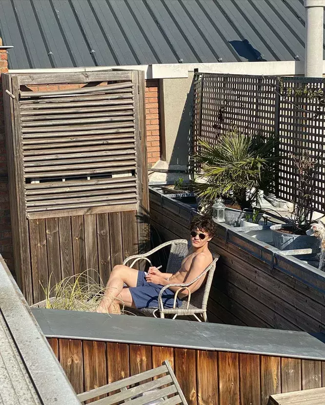 Работал барменом и ушел из соцсетей: как выглядит 22-летний сын Джонни Деппа