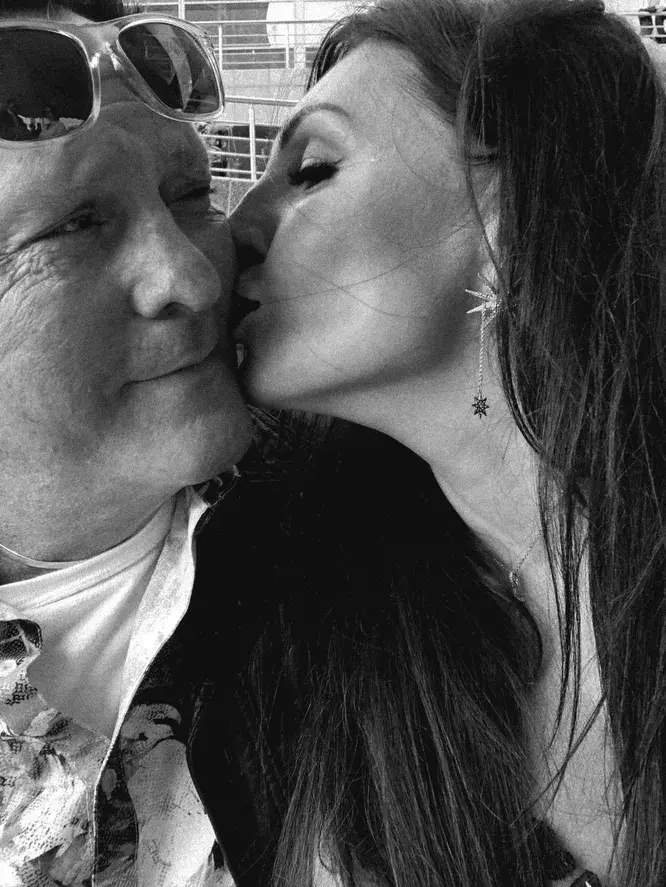 «В наших сердцах навсегда»: звезда сериала «Счастливы вместе» вспомнила о поцелуе с Майклом Мэдсеном