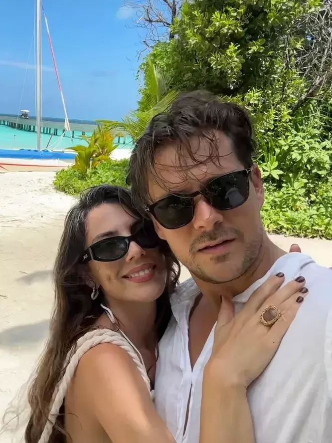 Звезда «Холопа» Милош Бикович улетел из России с женой и сыном