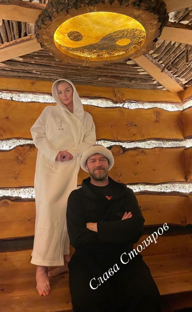 Отпарил и утешил: распутница Волочкова показала нового брутального любовника