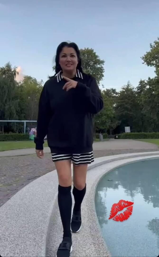 Анна Нетребко появилась в образе школьницы в коротких шортах