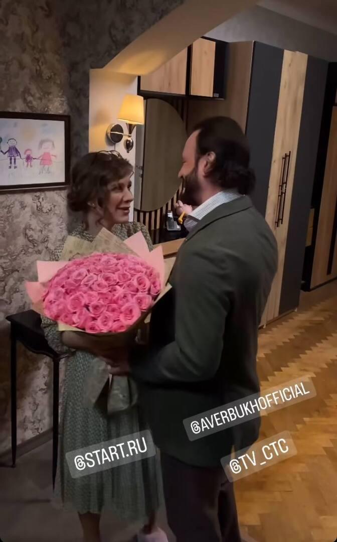 Авербух поздравил Арзамасову с 8 марта на съемочной площадке «Папиных дочек»