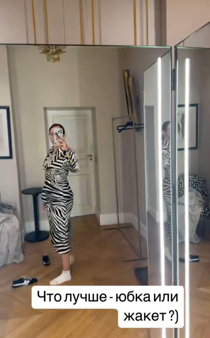 «Беременность с двух сторон»: Собчак высмеяли за фото в костюме, который подчеркнул ее живот