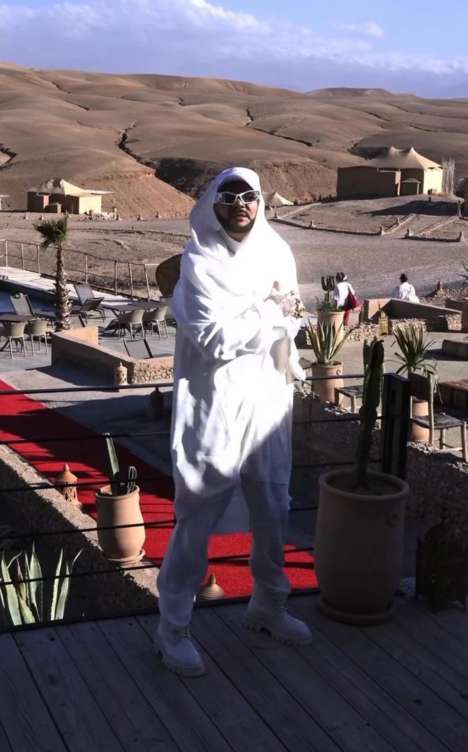 Филипп Киркоров вышел на связь из пустыни после долгого восстановления