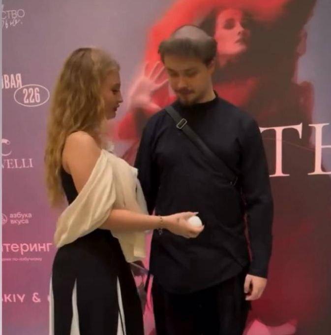 Платье, похожее на наряд невестки Наташи Королевой, продают в интернете за 2 тыс.