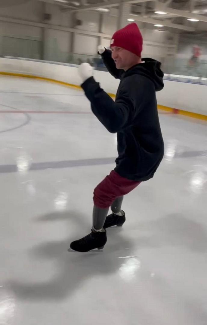 46-летний фигурист Роман Костомаров впервые вышел на лед в коньках после ампутации