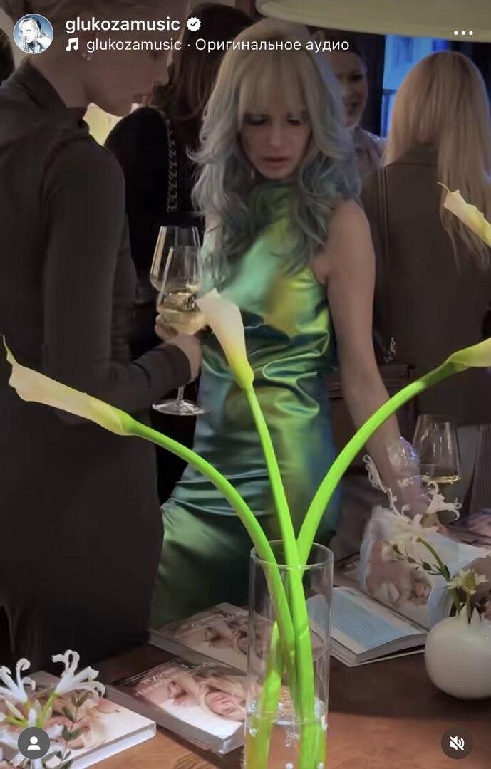 «У Наташи волос столько нет»: звездный стилист раскритиковал покрасившую волосы в синий цвет Глюкозу