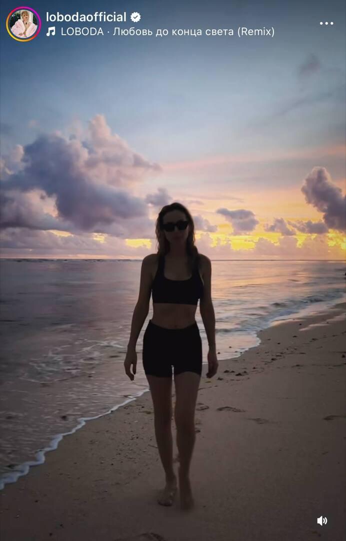 42-летняя Светлана Лобода продемонстрировала фигуру в топе и коротких шортах