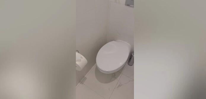 Не смогла сесть: унитаз в аэропорту Домодедово вызвал возмущение у Ксении Собчак