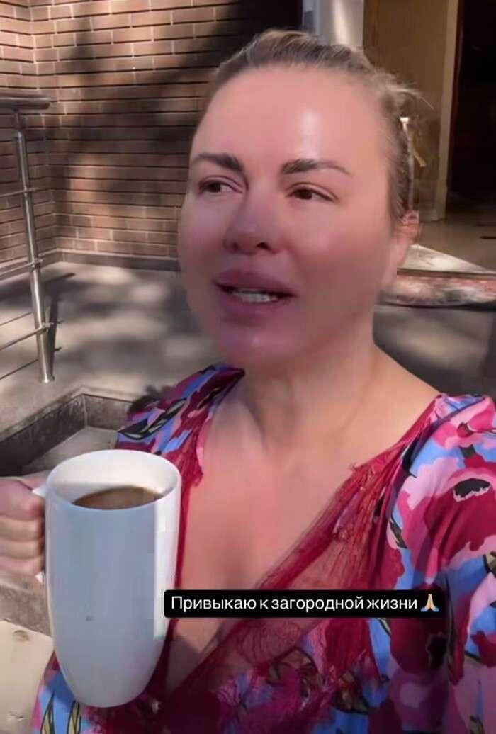 «Здесь так симпатично»: Анна Семенович показала, как живет в загородном доме