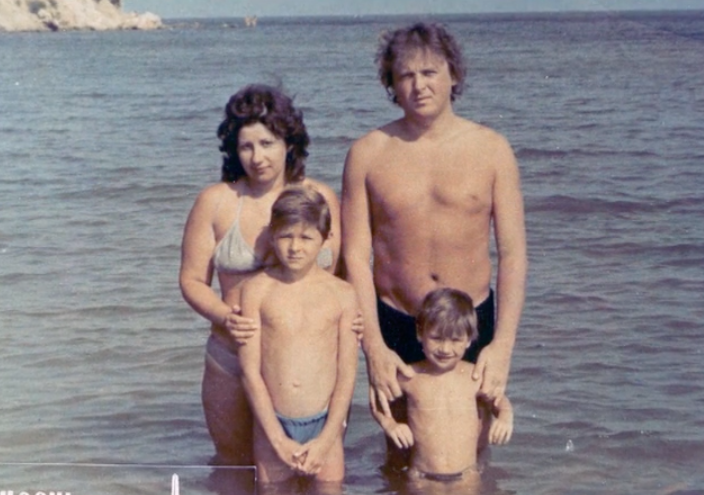 Валентина и Вячеслав Лазаревы с сыновьями Павлом и Сергеем