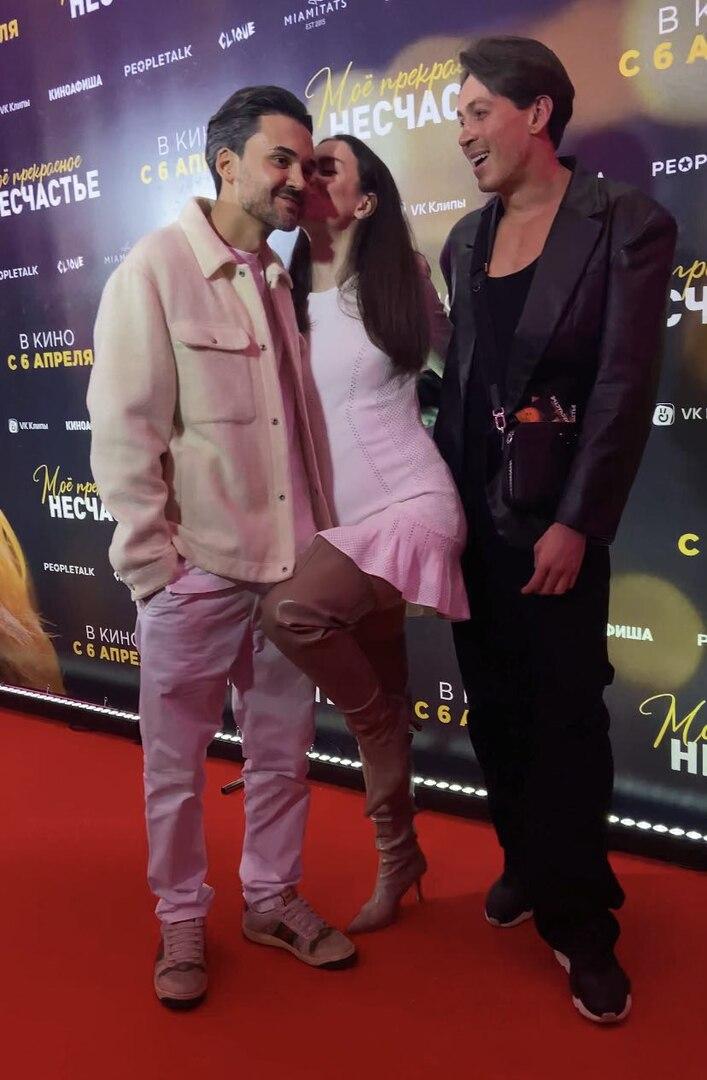 Виктория Дайнеко со спутником и другом