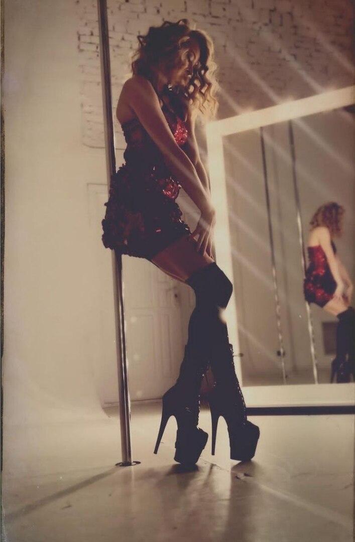 «Истинная красота не знает страха»: Светлана Ходченкова продемонстрировала фигуру на пилоне