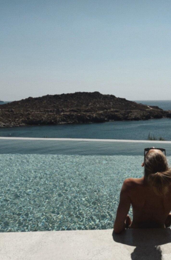 41-летняя актриса Светлана Ходченкова снялась в бассейне на отдыхе