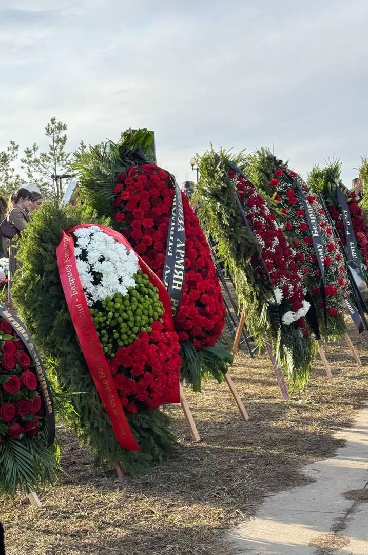 Венки на кладбище, где проходят похороны Бедроса Киркорова
