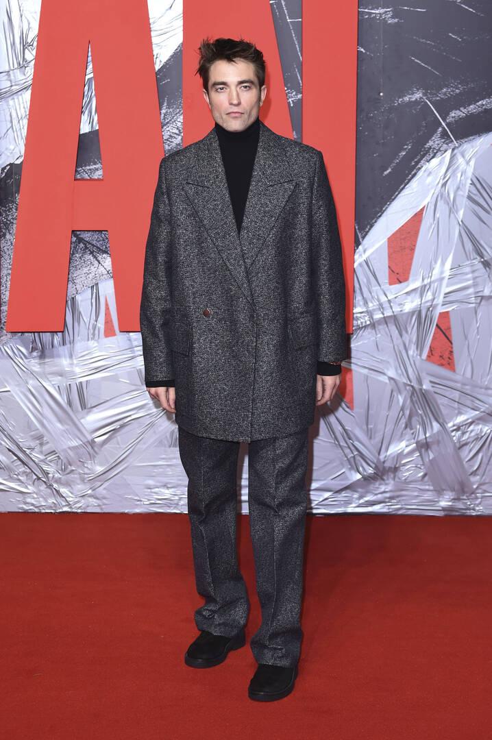 На вырост? Роберт Паттинсон вышел на красную дорожку в «дедушкином» костюме