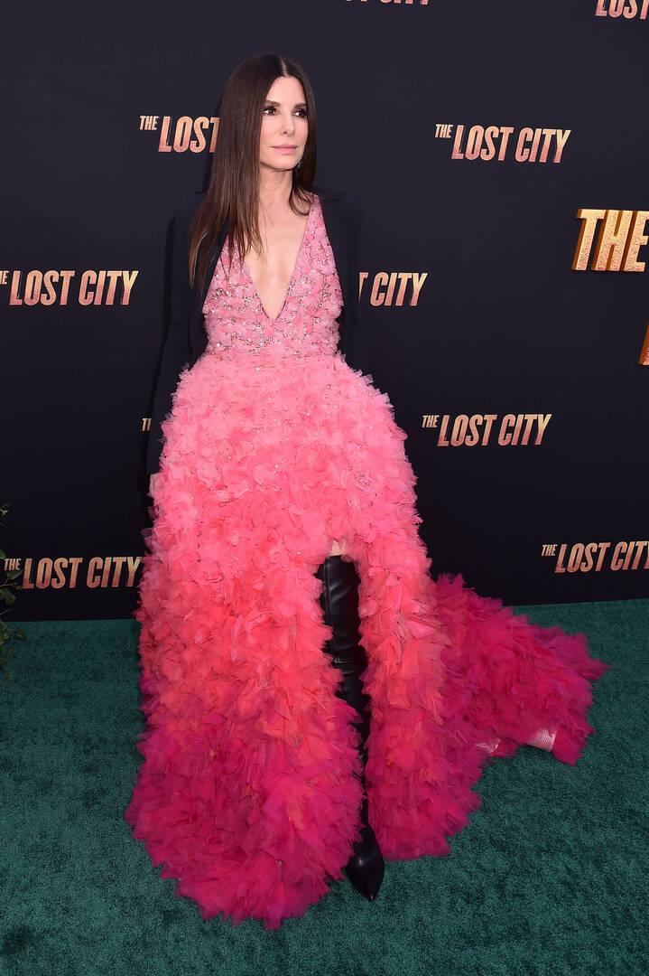 Сандра Буллок выгуляла конфетное платье-«торт» с брутальными сапогами-чулками