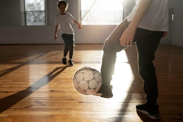 Пятиклассник из Москвы заявил о женщине, которая ворвалась в раздевалку и избила его