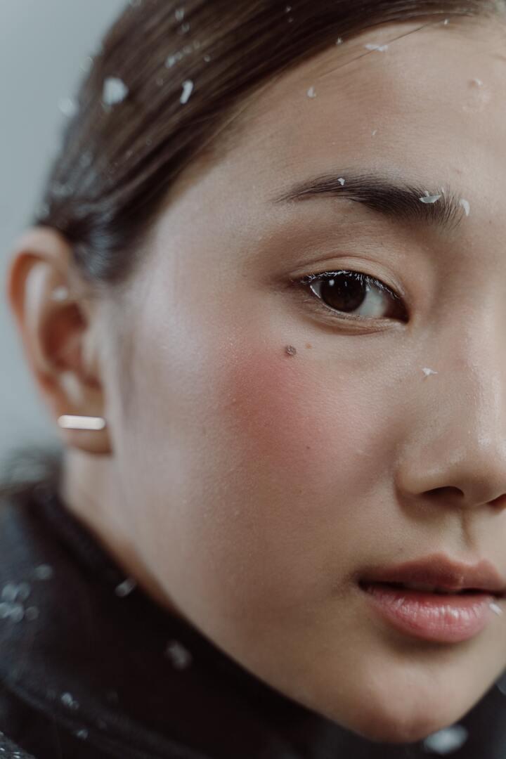 Зимой красимся иначе: каким должен быть макияж в холода, чтобы кожа была здоровой