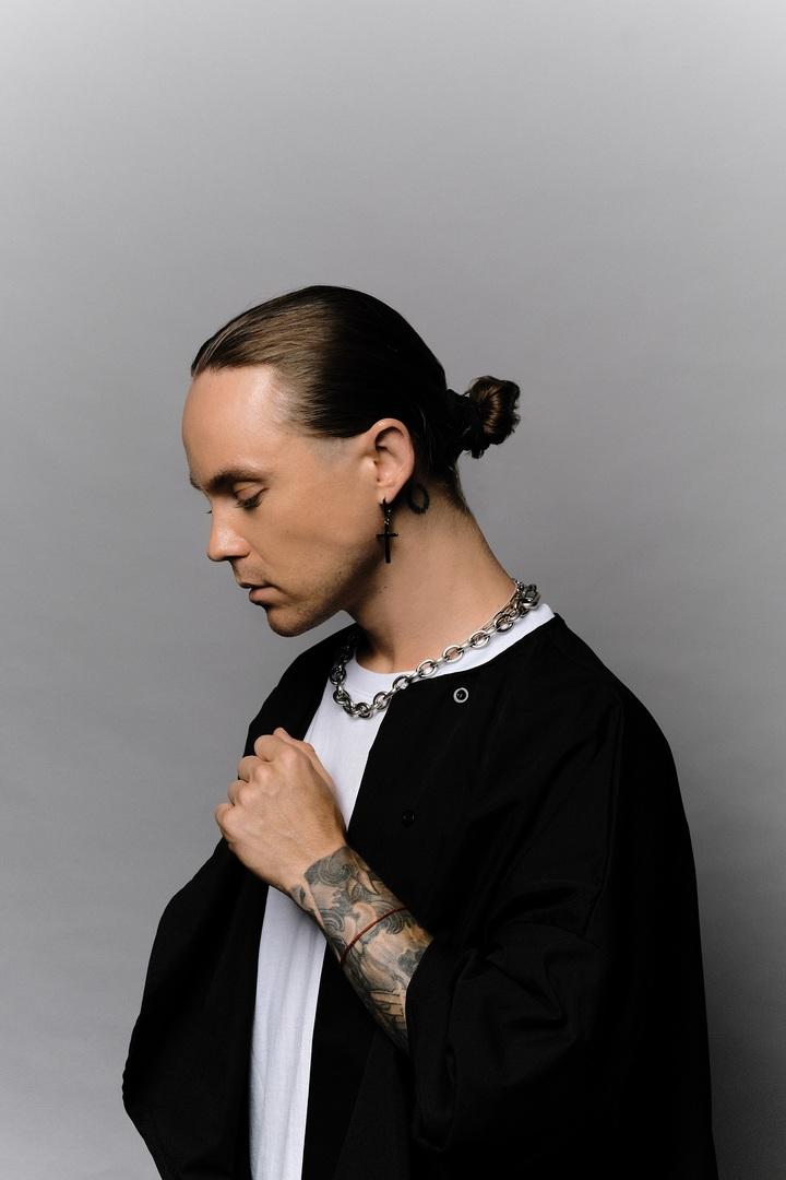 Автор хита «Кислород» Артем Пивоваров: «Редко говорю о личном, потому что и так живу у всех на виду»