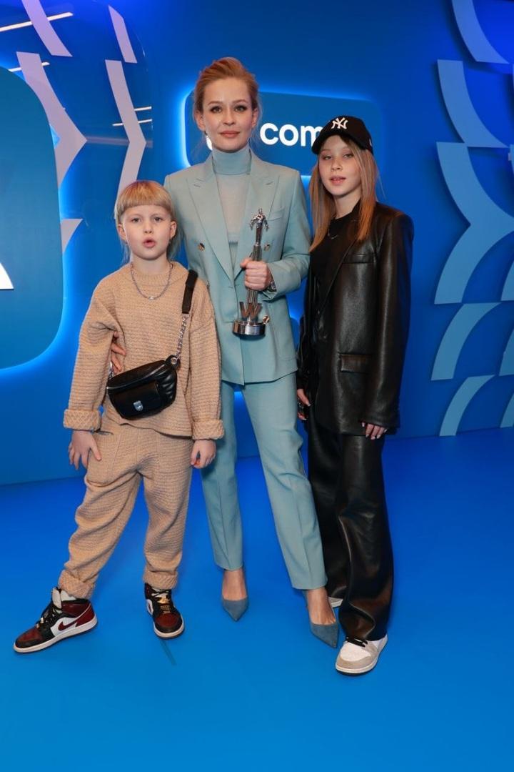 Шпица и Медведева померились эффектными блейзерами на престижной премии