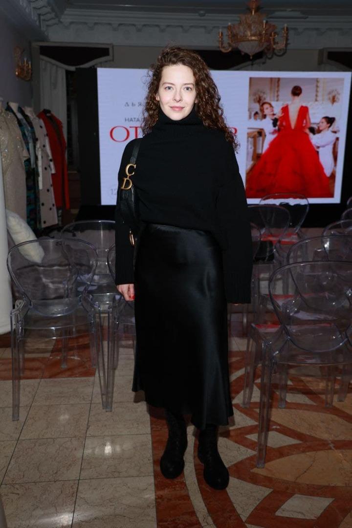 Алена Водонаева в платье-пальто и стильной косынке появилась на премьере фильма «От кутюр»