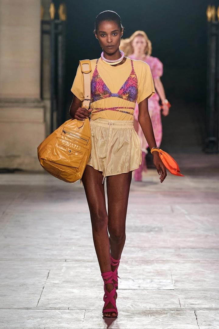 Бра-«шторки» — самый жаркий тренд весны: как носить его в офис и на вечеринки