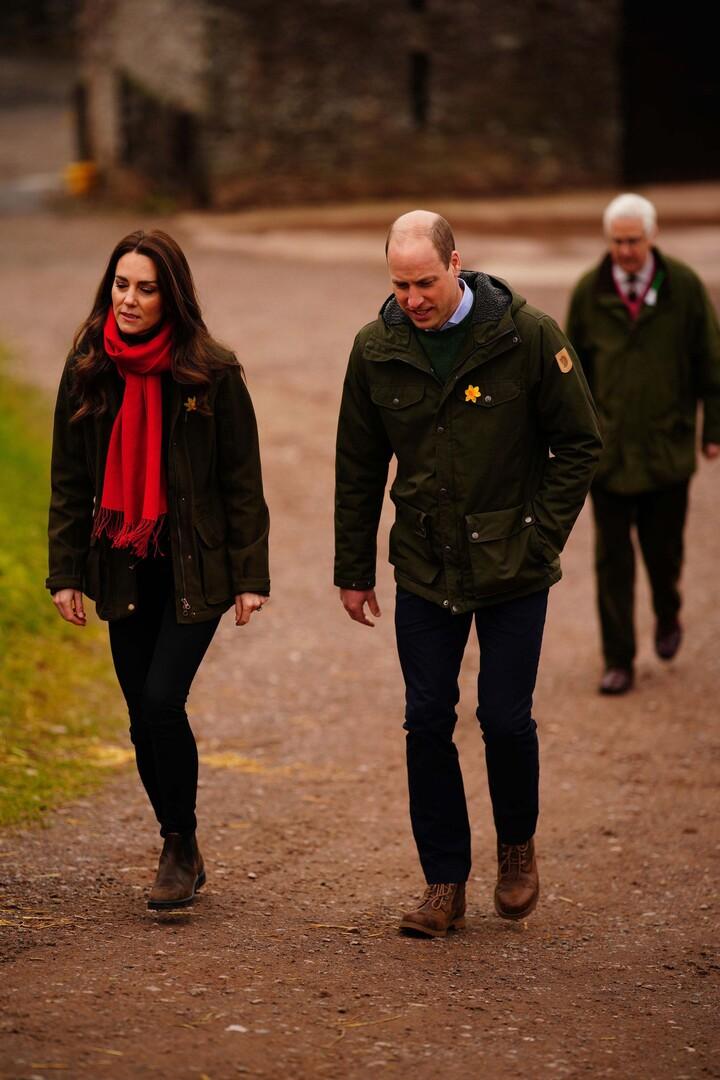 Кейт Миддлтон вышла в свет в пальто за 137 000 рублей и ботильонах 10-летней давности