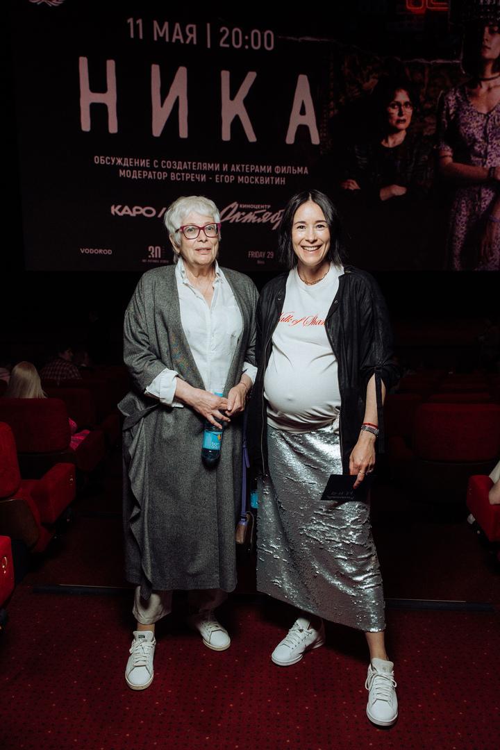 Ольга Сутулова с гостьей вечера