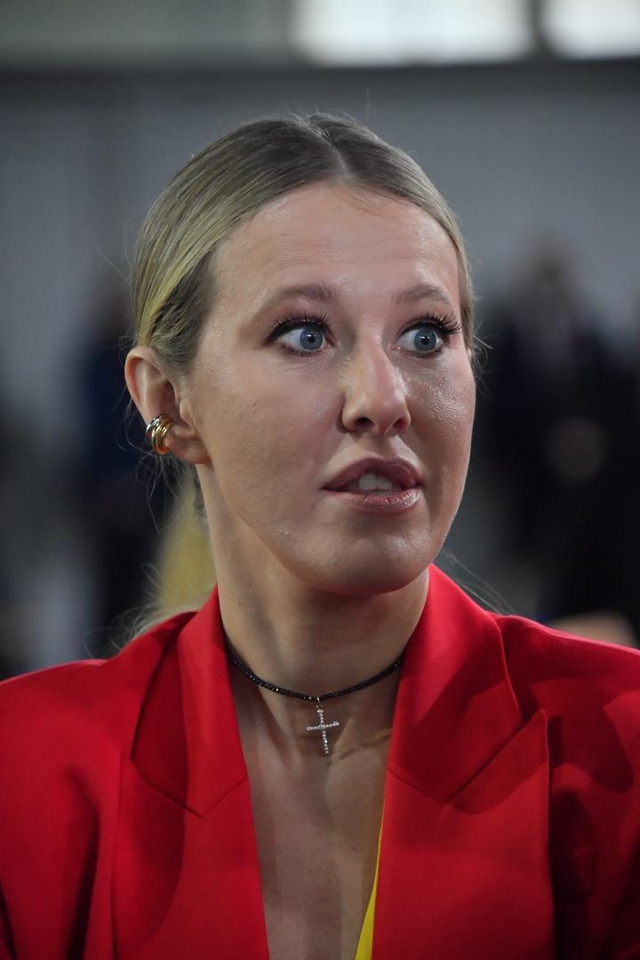 На концерте Земфиры Ксению Собчак закидали бутылками 