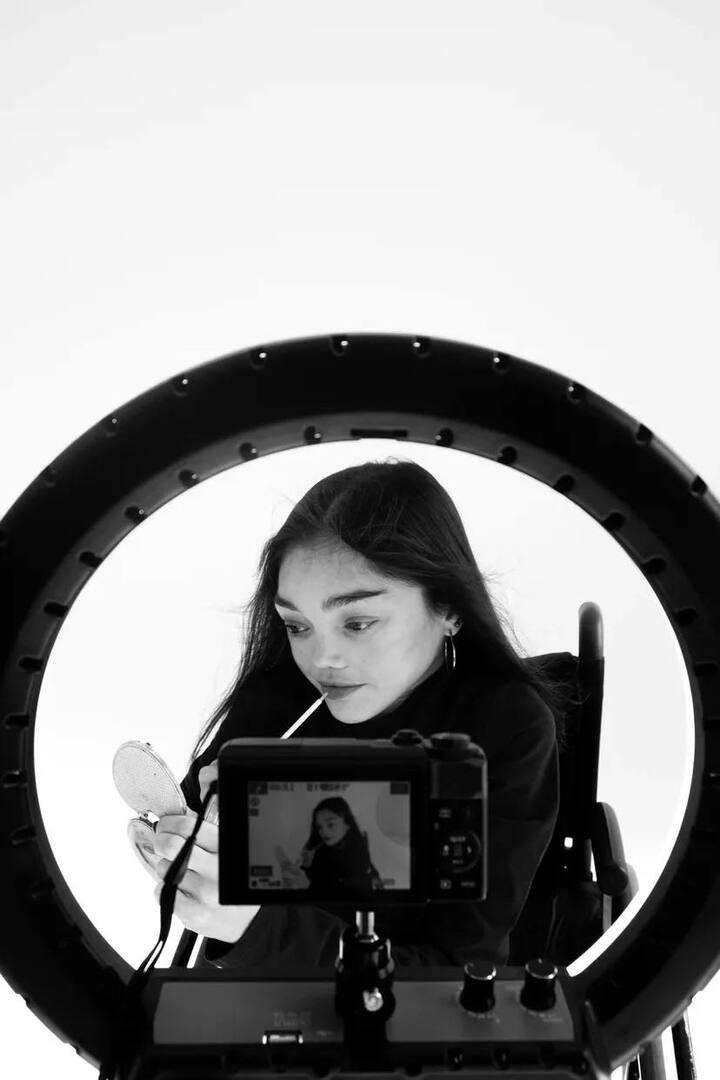 «Меня можно любить и хотеть»: бьюти-блогер с синдромом Олбрайта Лили Ло о разрушении стереотипов