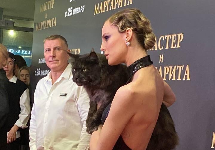 Едва умещается в руках: кот Бегемот стал главной звездой премьеры «Мастера и Маргариты»
