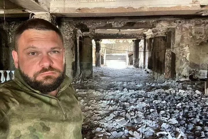 Обнял спасителя: военкор Поддубный впервые появился на ТВ после ранения