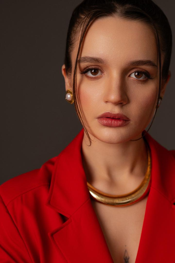 «Быть дочерью Славы для меня благословение»: Александра Морозова о карьере в кино, связи с мамой и браке