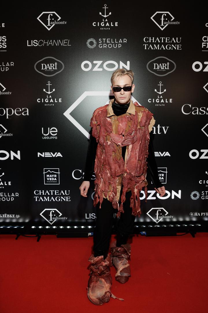 Стилист Никита Карстен в мясном наряде