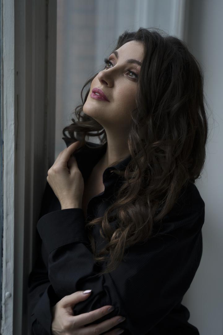 «Впервые в жизни я женщина, да еще и любимая»: Анастасия Малькова-Макеева о знаковых ролях, патриотизме и венчании с мужем