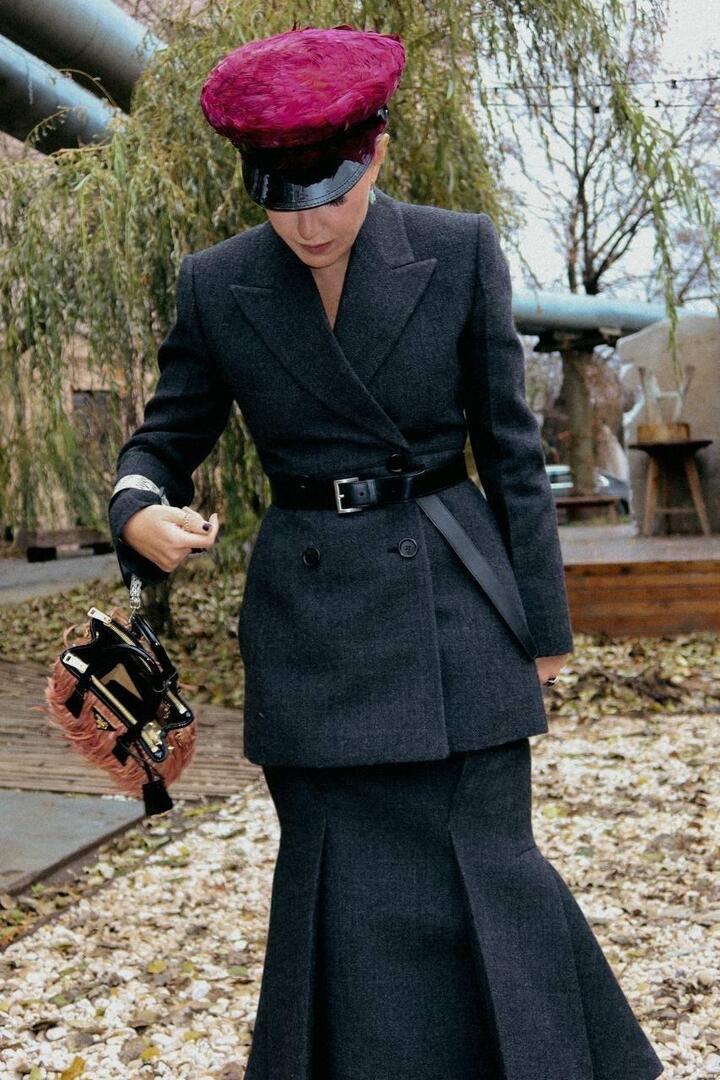 Образ продуман до мелочей: стилист оценила фуражку Собчак, напоминающую селедку под шубой