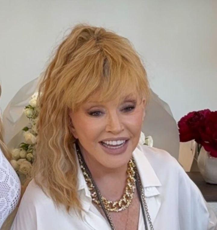 76-летнюю Аллу Пугачеву заметили в салоне красоты в молодежных рваных джинсах