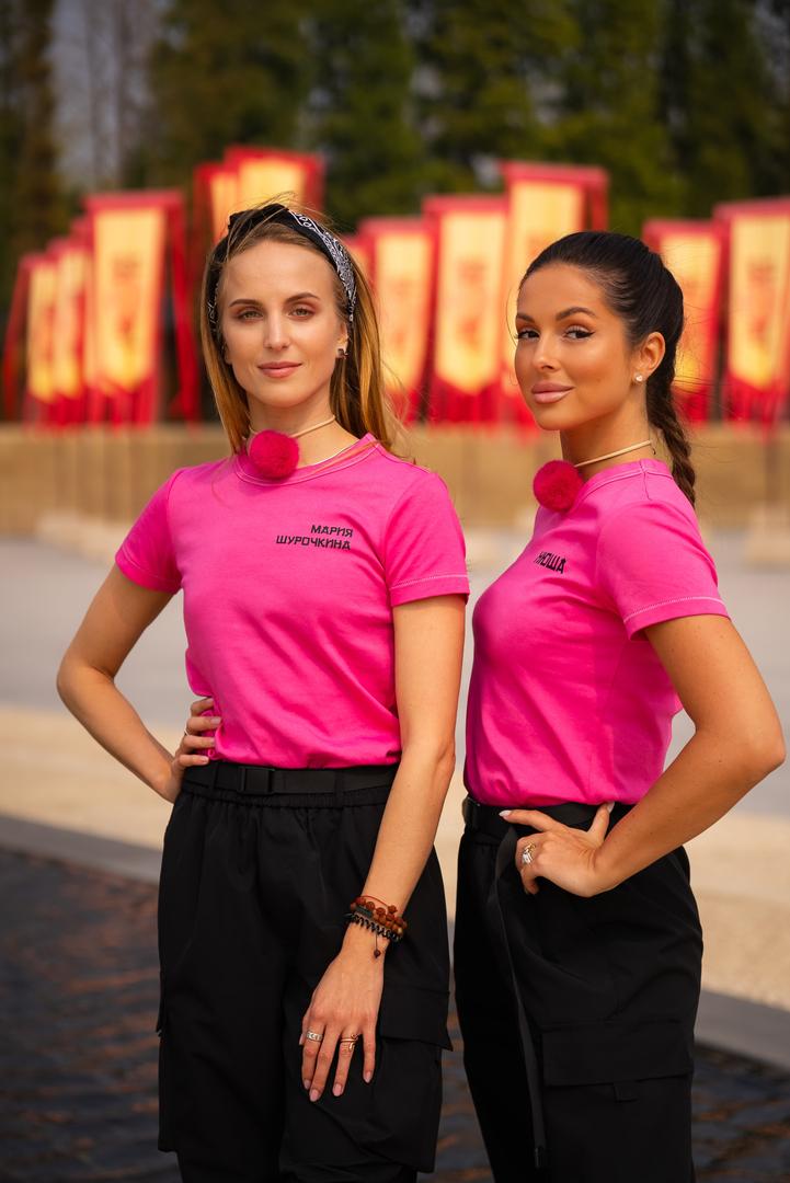 Нюша с сестрой на съемках шоу