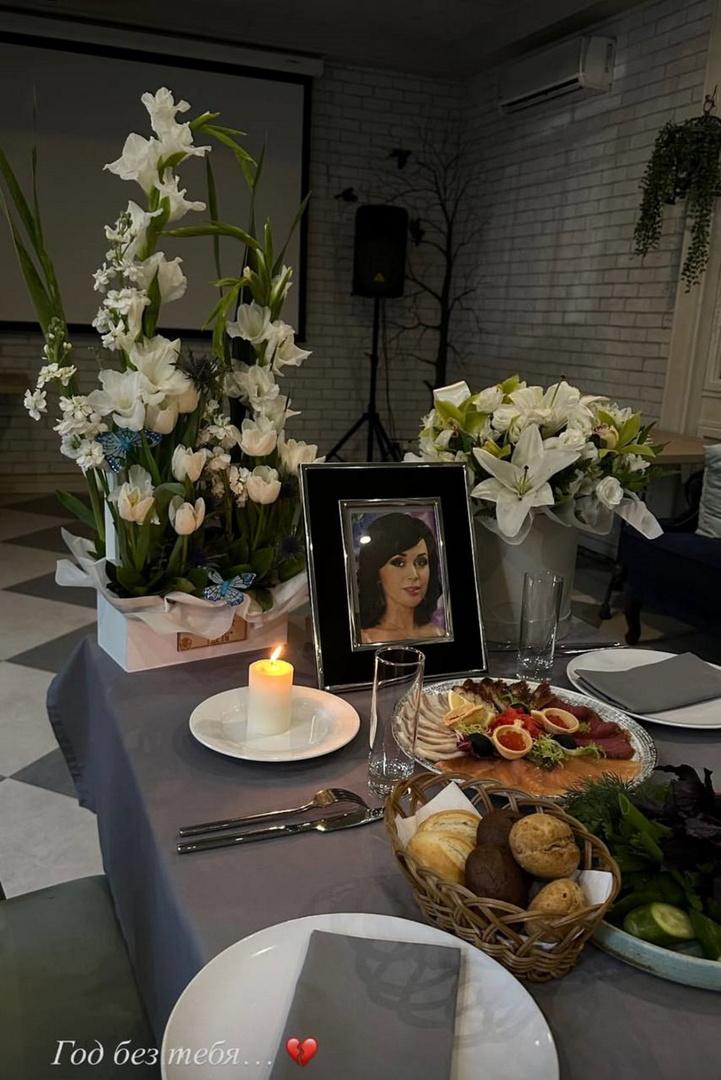 Блогерша Анна Заворотнюк опубликовала фото с поминок в годовщину смерти мамы