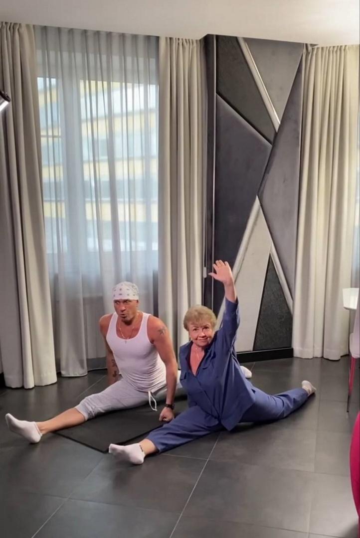 Роман Костомаров показал архивный кадр с мамой