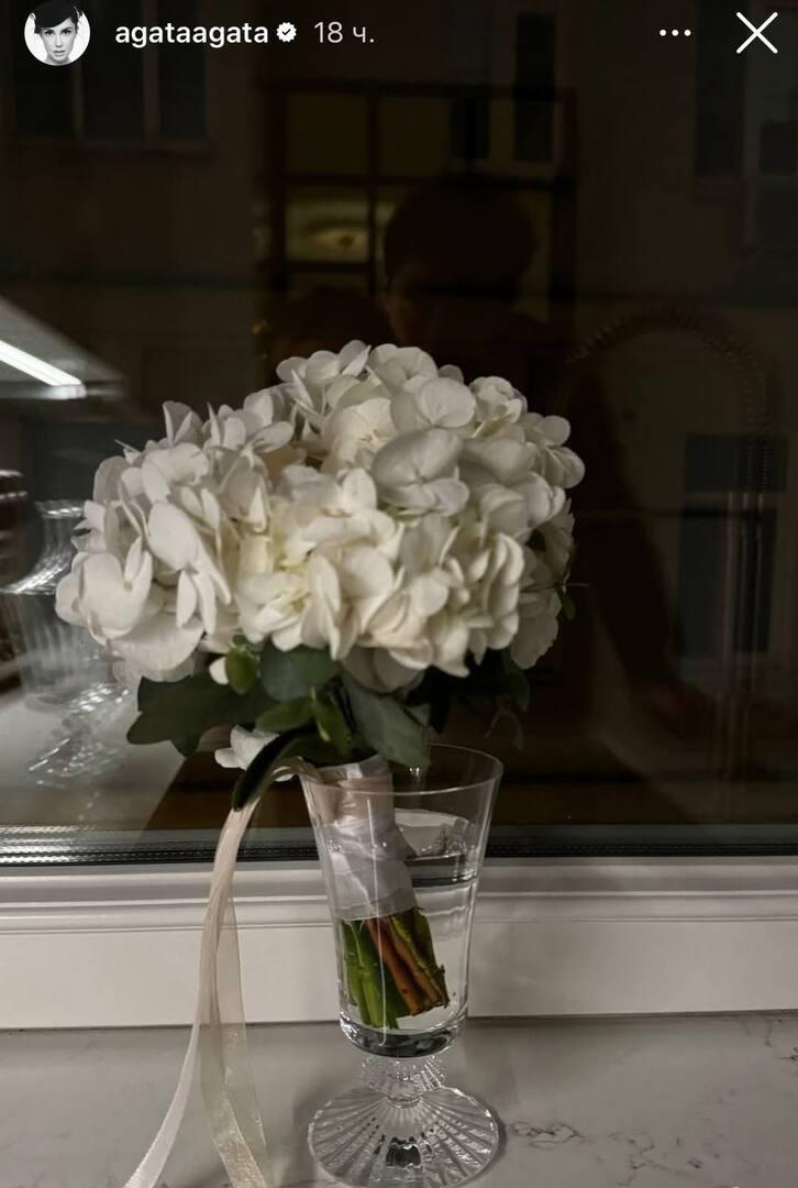 Агата Муцениеце похвасталась пойманным букетом невесты