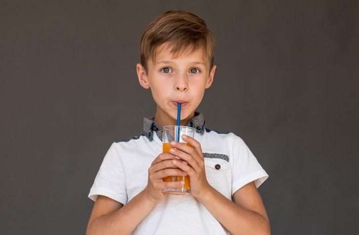 Пахло химией: девятилетний ребенок получил ожог языка, выпив сок в московском кафе