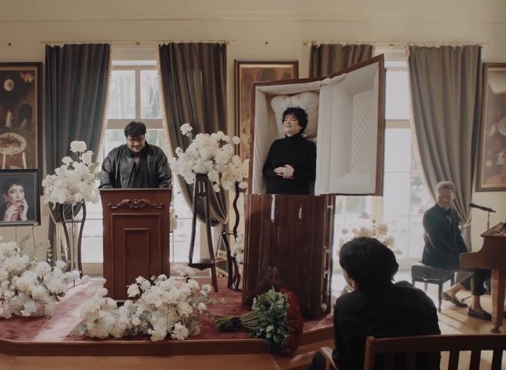 «Суеверия – грех»: Лолита Милявская залезла в гроб и разыграла свои похороны