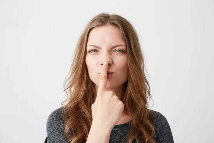 Опасно для мозга: ученые призывают не ковырять в носу и не выщипывать оттуда волосы